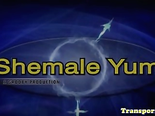 roundass tranny fingers her tight booty