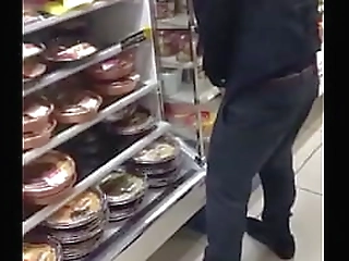 日本人の放尿 shameless japanese exposed standingpee in convenience store